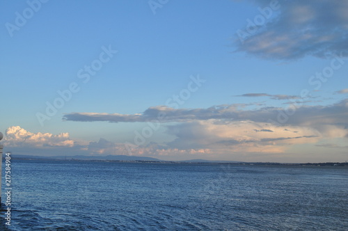 horizon au crépuscule sur Tage avec ciel bleu et nuages orangés