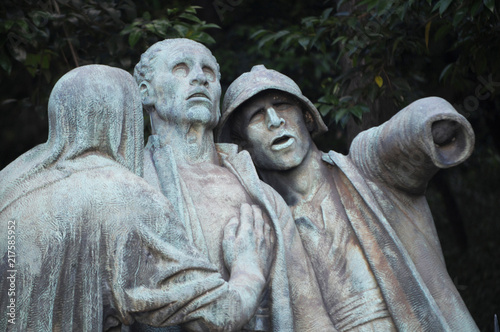 statue in memory of war