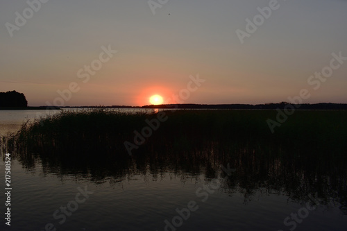 zachód słońca nad mazurskim jeziorem