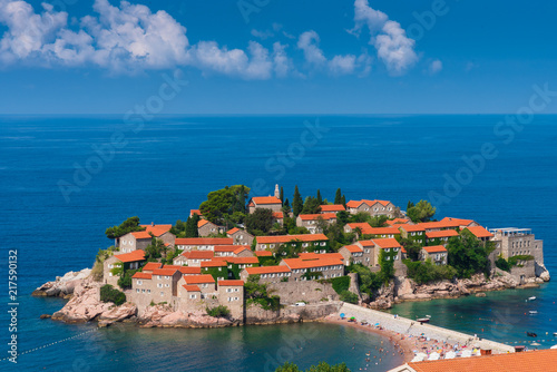 Bilde på lerret a densely populated island on the sea with houses