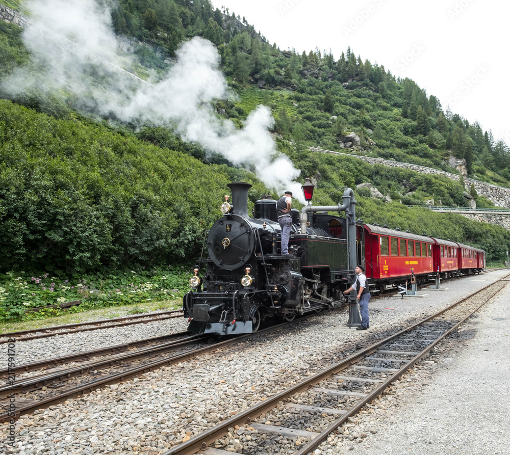 Alter Zug mit Dampflockomotive am Furkapass Alter Zug mit Dampflockomotive am Furkapass