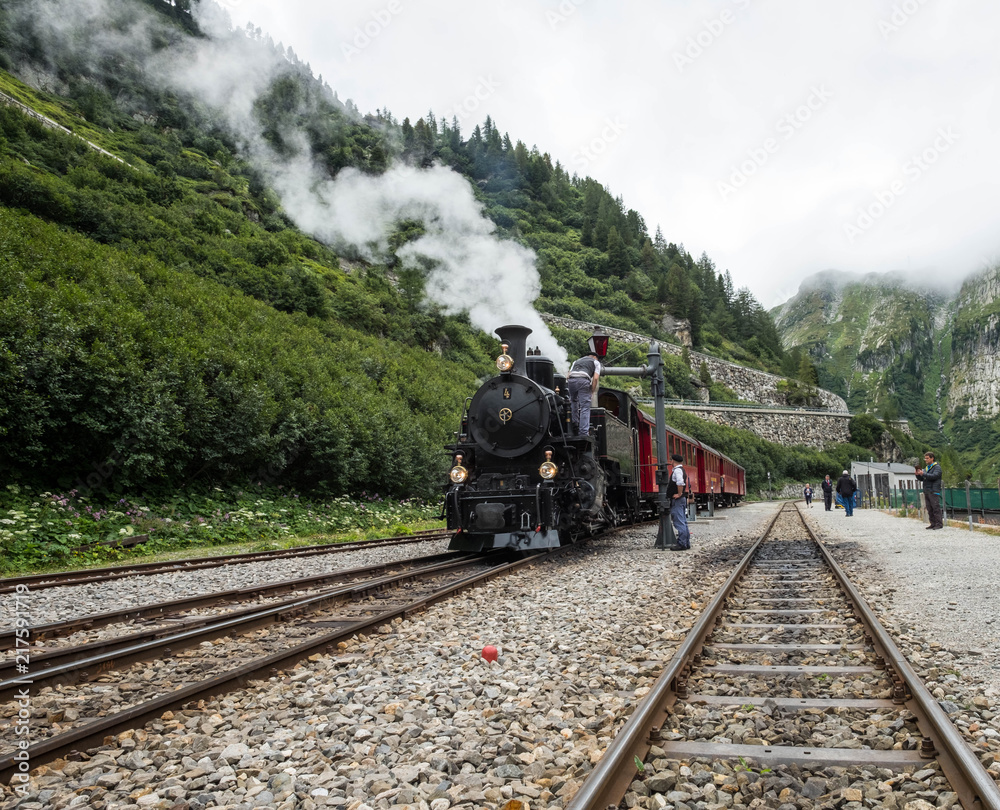 Fototapeta premium Alter Zug mit Dampflockomotive am Furkapass