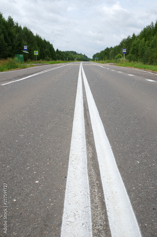 Obraz premium Asphalt road with double solid line