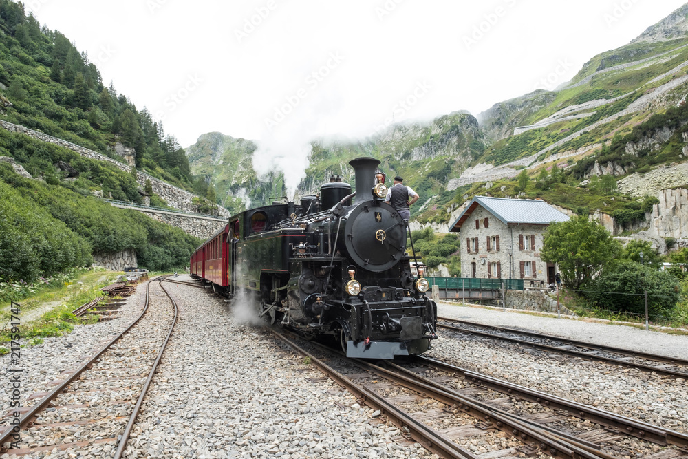 Alter Zug mit Dampflockomotive am Furkapass
