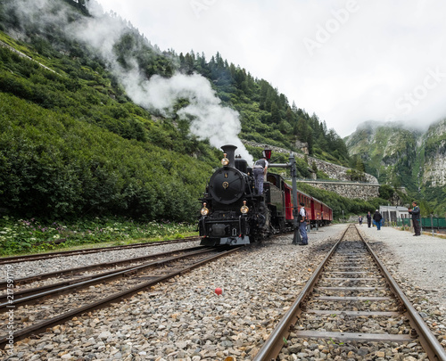 Alter Zug mit Dampflockomotive am Furkapass