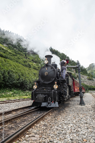 Alter Zug mit Dampflockomotive am Furkapass