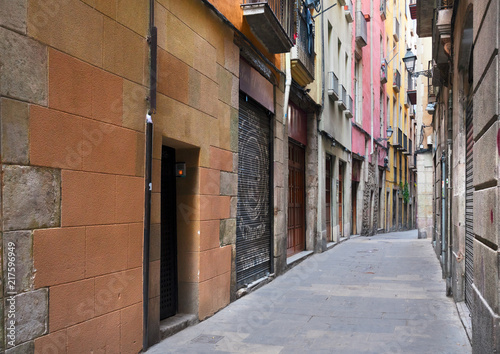 narrow street in Barrio Gotic quarter of Barcelona, Spain © neirfy