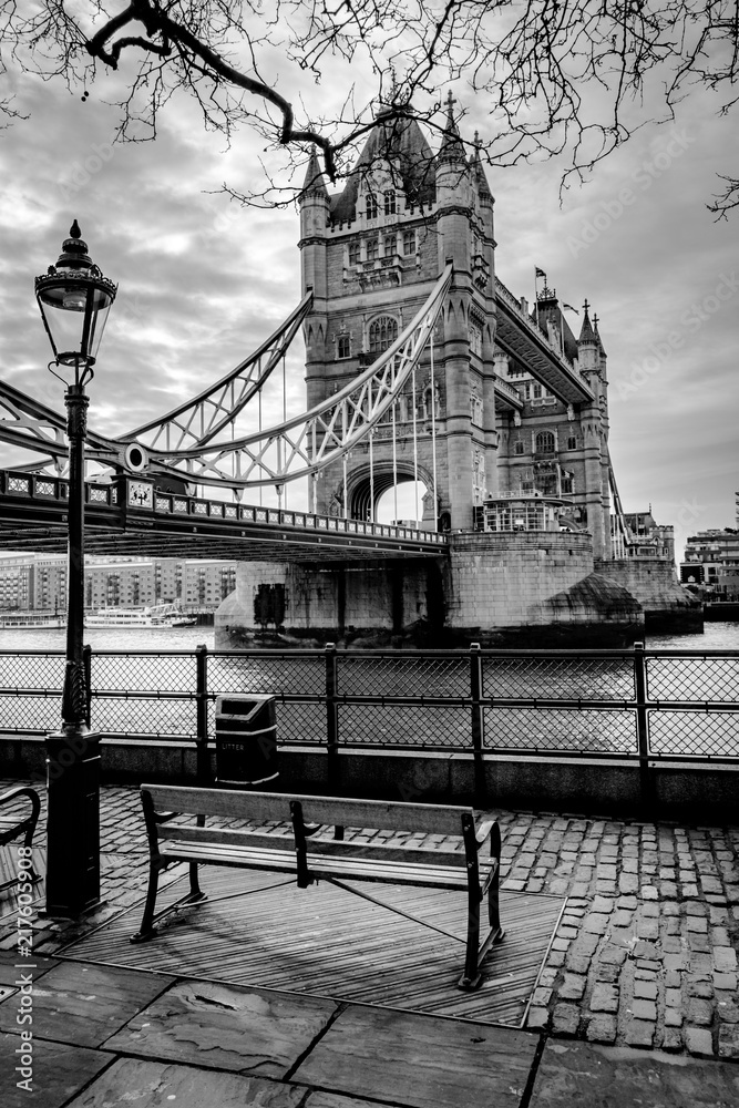 Obraz premium Tower Bridge and a Bench