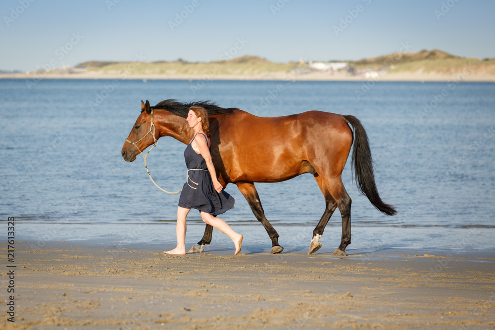 Frau mit Pferd am Meer Frau mit Pferd am Meer