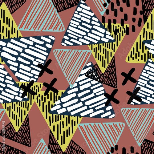 Seamless pattern of triangl...