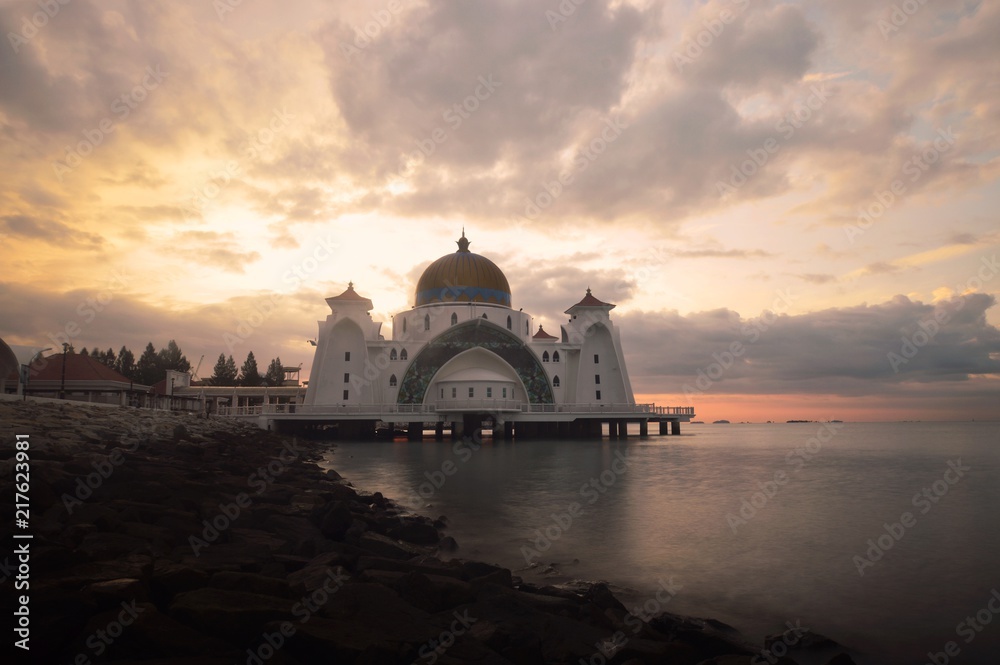 Fototapeta premium the sunrise moment at Malacca Straits mosque