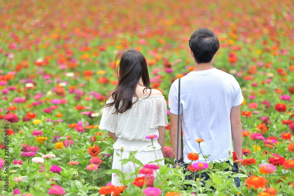 花々を楽しむカップル 花々を楽しむカップル