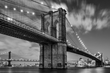 Fotobehang Brooklyn Bridge Brooklyn Bridge met wolkenpartij  © Randy