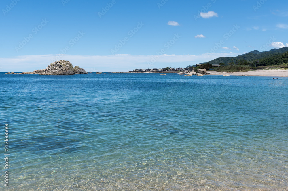 Fototapeta premium 青い空と澄み渡る海