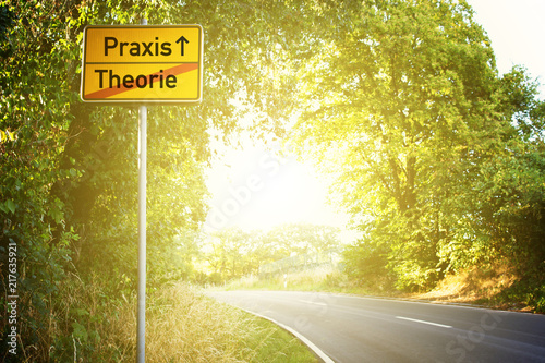 Ortsschild Theorie Praxis photo