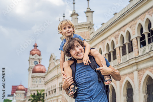 Canvas Print Dad and son on background of Sultan Abdul Samad Building in Kuala Lumpur, Malaysia