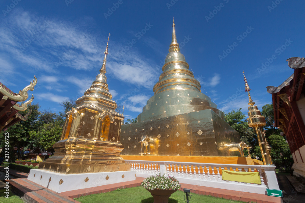 Naklejka premium Wat Phra Singh Buddhist temple in Chiang Mai, Thailand.