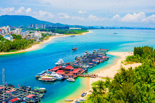 Fototapeta Naklejka Na Ścianę i Meble -  beautiful view of the lagoon with white sand and palm trees, turquoise sea. view from the top.