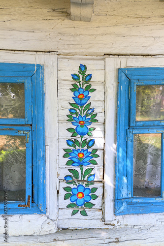 Foto Painted old wooden cottage decorated with a hand painted colorful floral motives