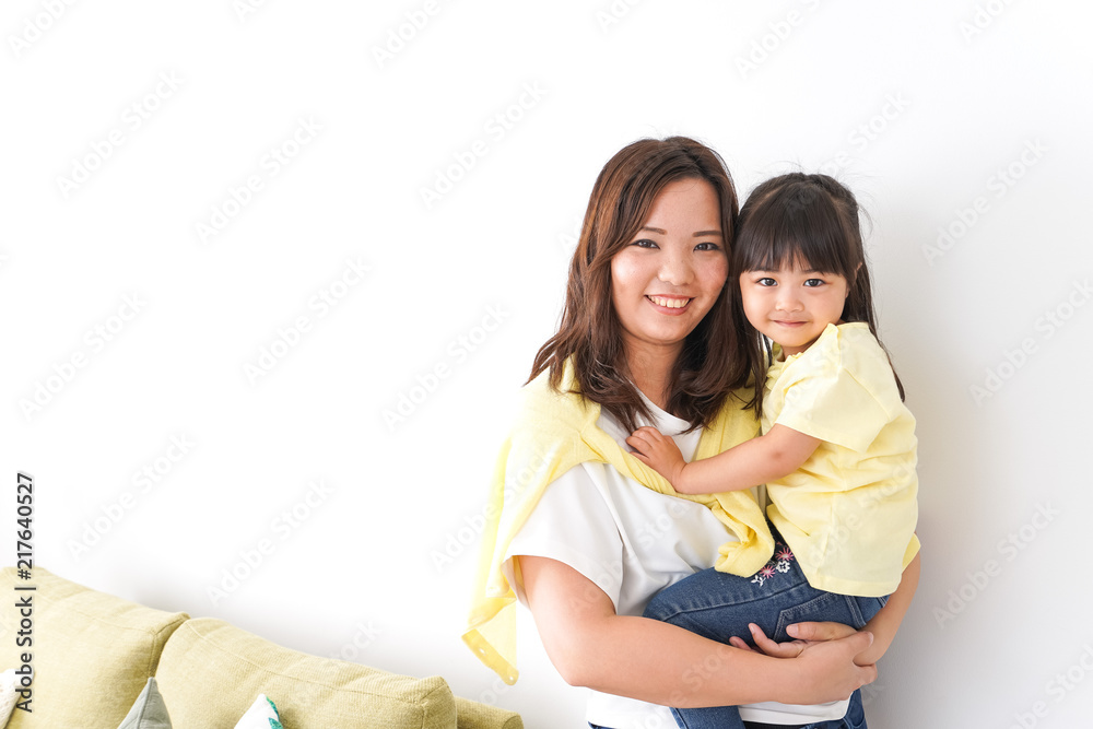 子どもを抱っこするお母さん 子どもを抱っこするお母さん