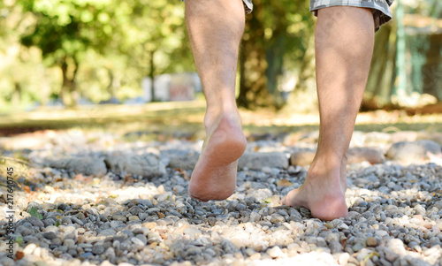 Barfüßerpfad im Park mit menschlichen Füße