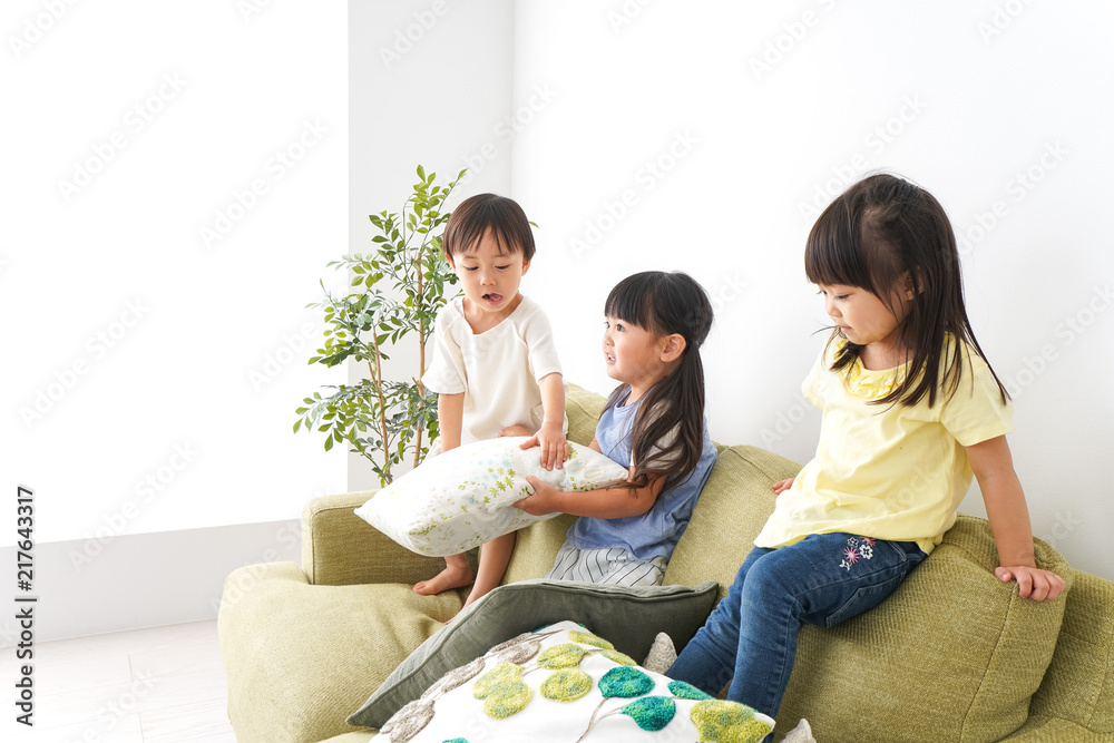 おうちで遊ぶ子どもたち おうちで遊ぶ子どもたち