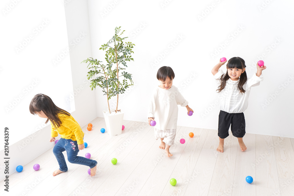 おうちで遊ぶ子どもたち おうちで遊ぶ子どもたち
