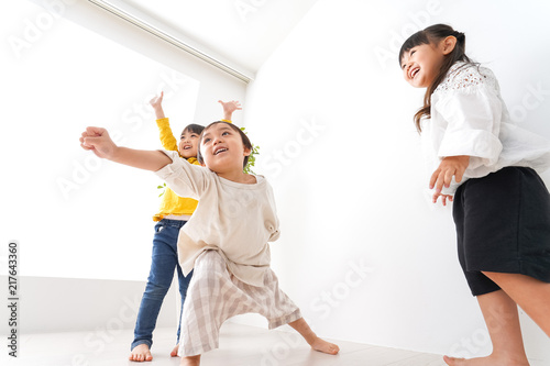 おうちで遊ぶ子どもたち photo