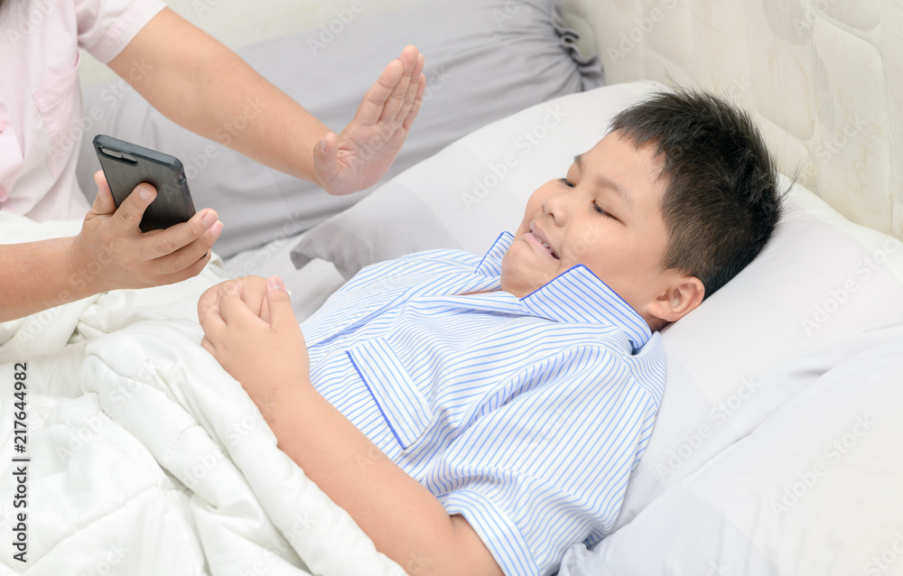 Mother ordered children don't play mobile phones Mother ordered children don't play mobile phones