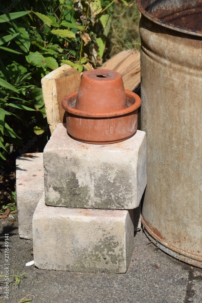 Blumentöpfe und Backsteine im Garten Blumentöpfe und Backsteine im Garten