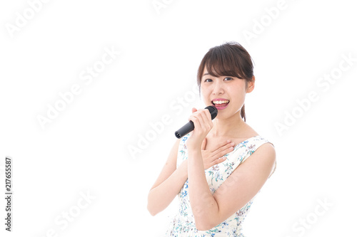 カラオケで歌を歌う若い女性