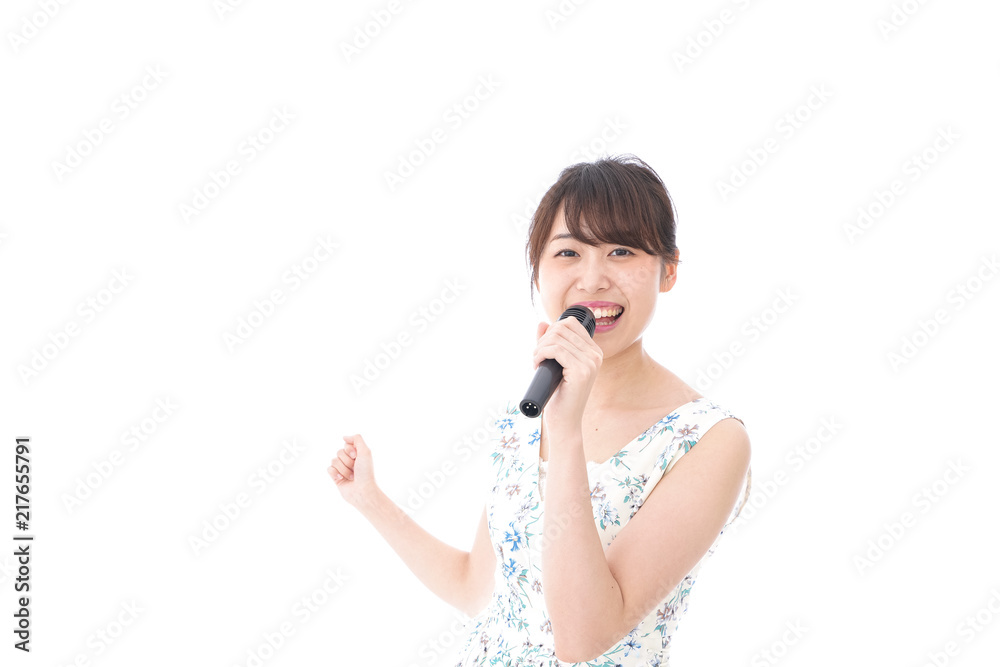 カラオケで歌を歌う若い女性 StockFoto Adobe Stock