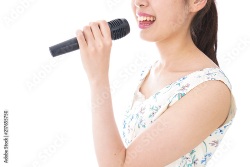 カラオケで歌を歌う若い女性 Stock Photo Adobe Stock