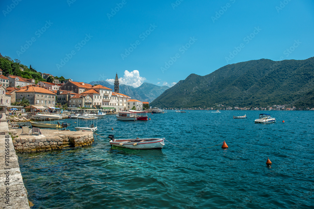 mały port w mieście Perast w Czarnogórze