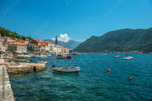 mały port w mieście Perast w Czarnogórze