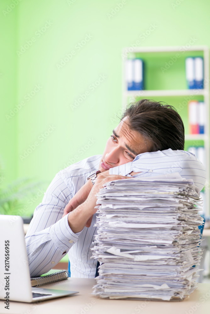 Obraz premium Businessman having problems with paperwork and workload
