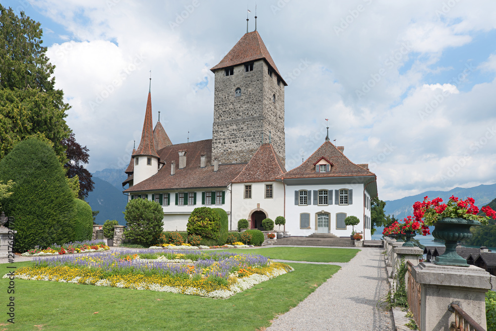 historisches Schloss Spiez mit Schlossgarten, Berner Oberland Schweiz