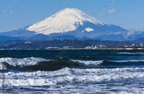 神奈川県鵠沼海岸から望む冠雪した富士山