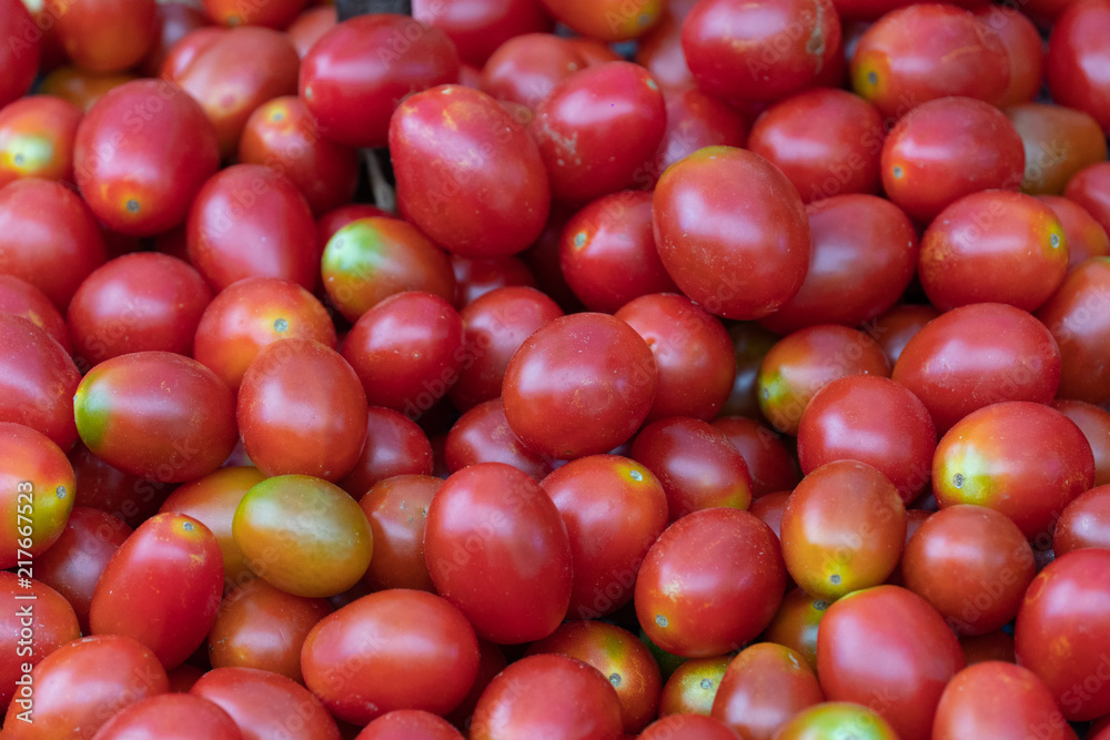 Farmers' market: fresh tomatoes for sale Farmers' market: fresh tomatoes for sale
