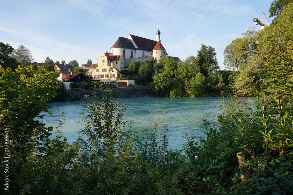 Blick über einen Fluss in Füssen, Deutschland