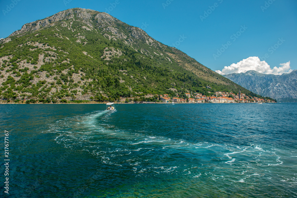 Fototapeta premium kilwater - ślad na wodzie. w tle widok na miasto Perast, Czarnogóra 