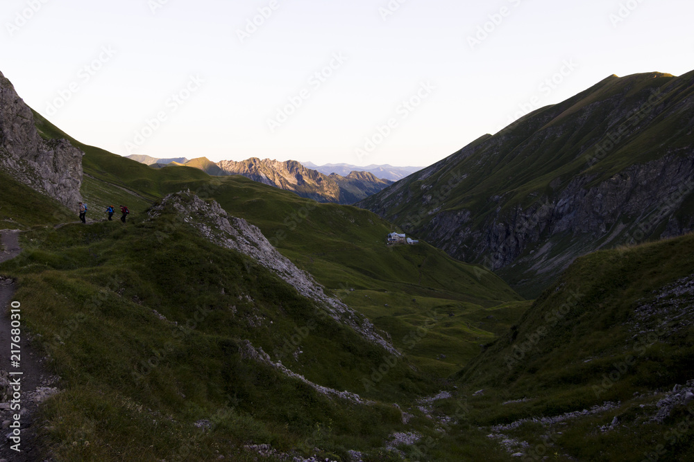 Bergpanorama mit Kemptner Hütte