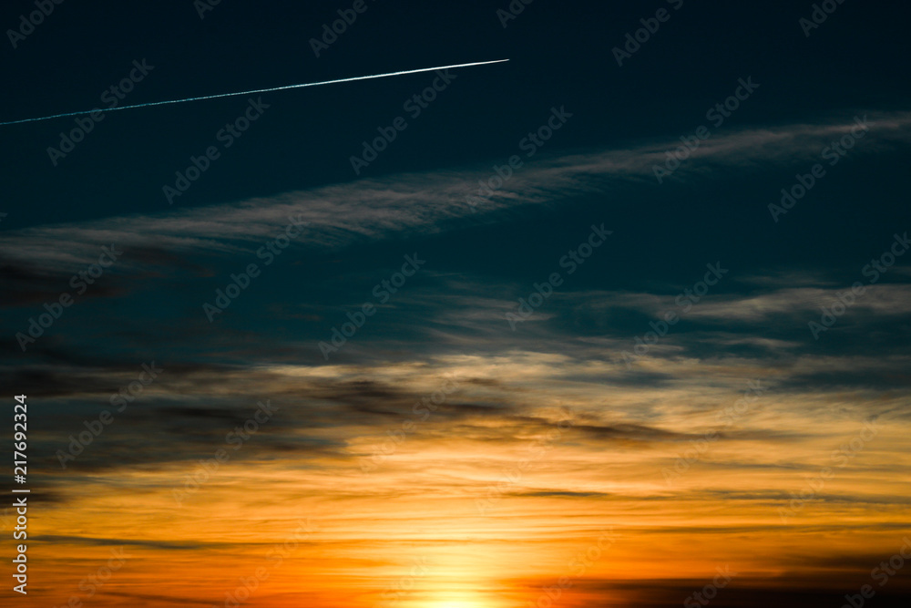 Atardecer por encima de las nubes