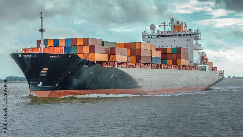 Containerschiff in Fahrt auf der Elbe bei Hamburg Containerschiff in Fahrt auf der Elbe bei Hamburg