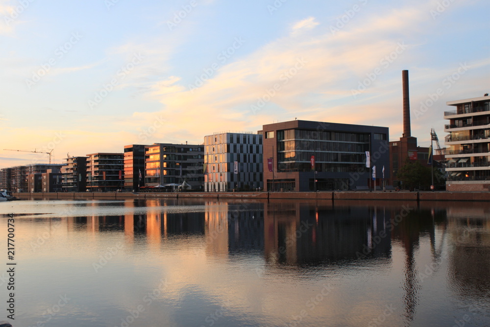 Naklejka premium Bremerhaven; Abend im Neuen Hafen