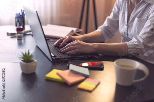 Photography Businesswoman working on a laptop computer