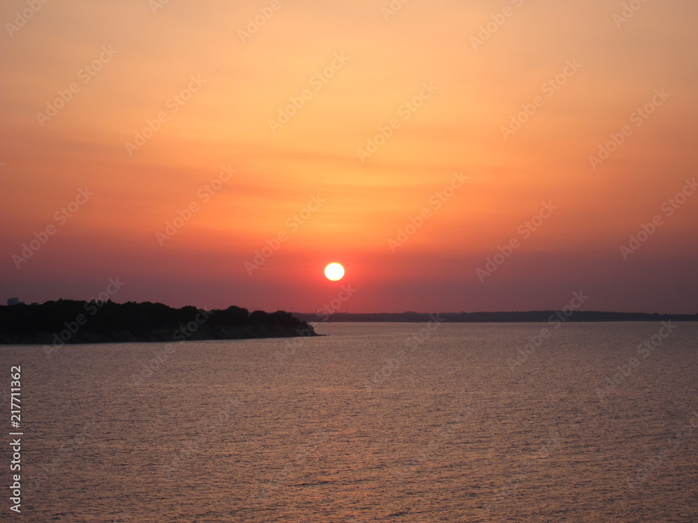 Fototapeta premium 海から望む夕日 サンセット 夕焼け空