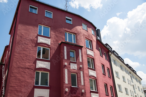 renovierter Altbau, rote Fassade