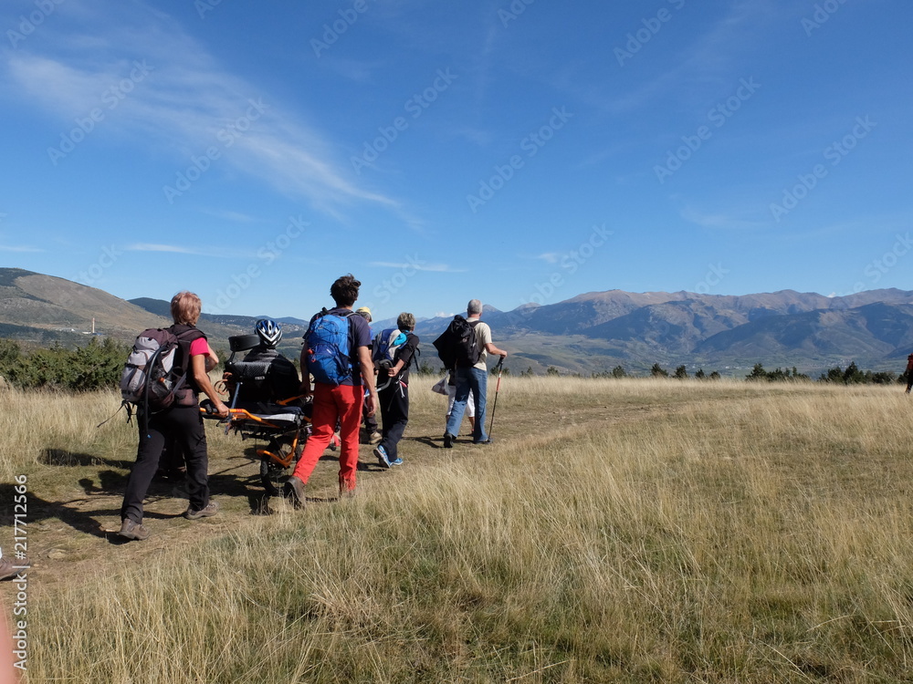 Fototapeta premium randonnée solidaire avec marcheurs et aide les autres gens handicapées