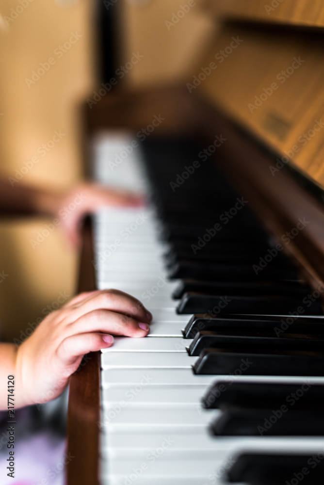 Obraz premium Klavier Hände kind